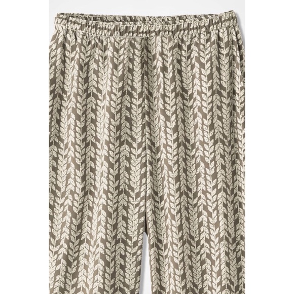 Coldwater Creek Light Brown and Cream Printed Leaves Pull On Pants